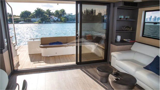 Over Reef Yate Privado en Maldivas
