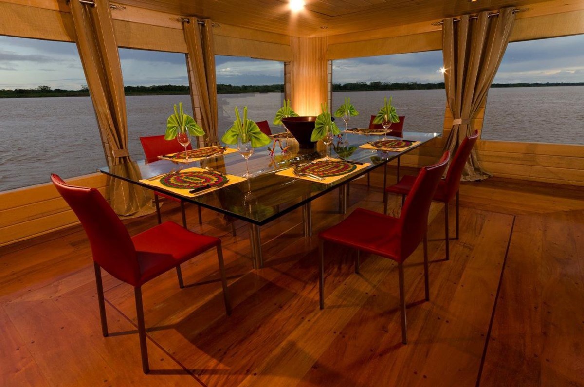 Delfin Cruises en Iquitos