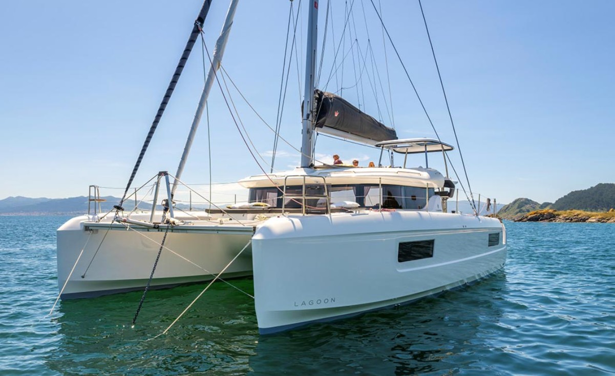 Catamaran Pirvado Lagoon 43 en Greece